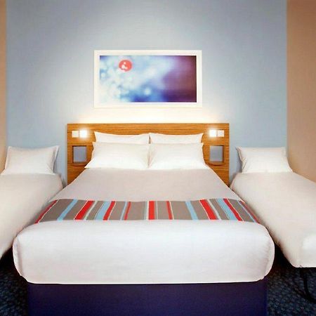 Travelodge Swindon Central Екстер'єр фото
