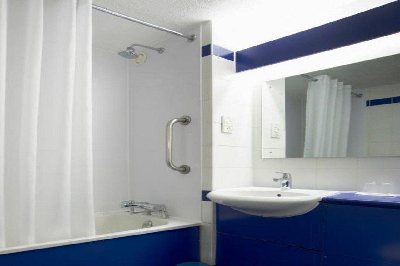 Travelodge Swindon Central Екстер'єр фото